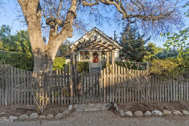 view of front of house featuring a fenced front yard