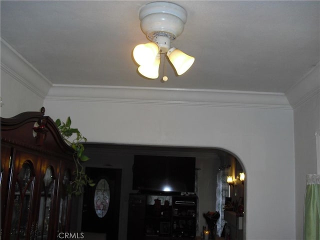 room details featuring arched walkways and crown molding