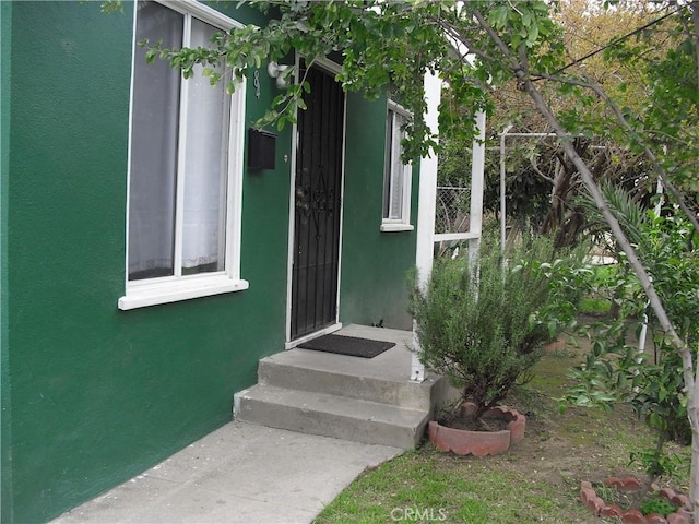 property entrance featuring stucco siding