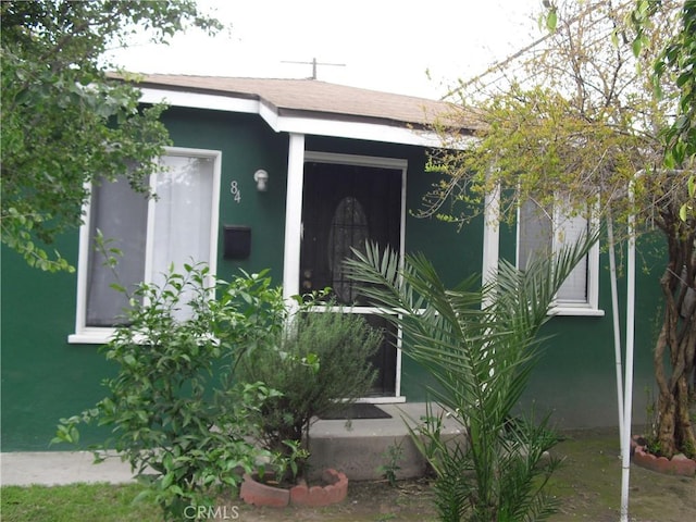 view of exterior entry with stucco siding