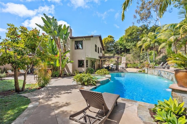 view of swimming pool featuring a pool with connected hot tub and a patio