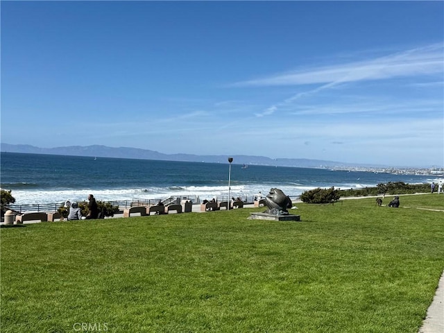 water view featuring a mountain view