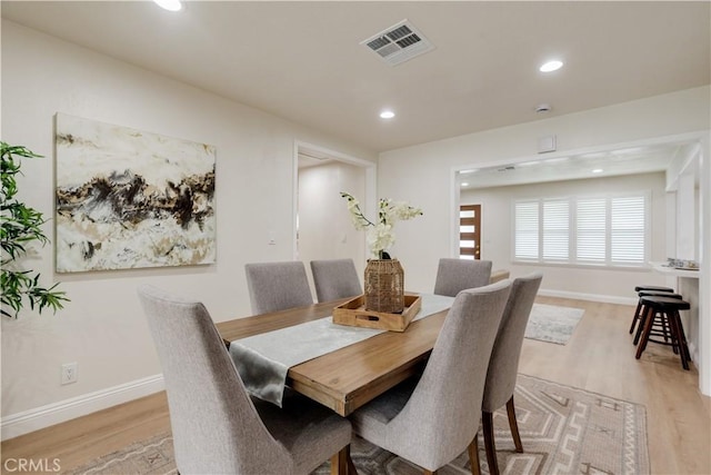 dining room featuring light wood-style flooring, recessed lighting, visible vents, and baseboards