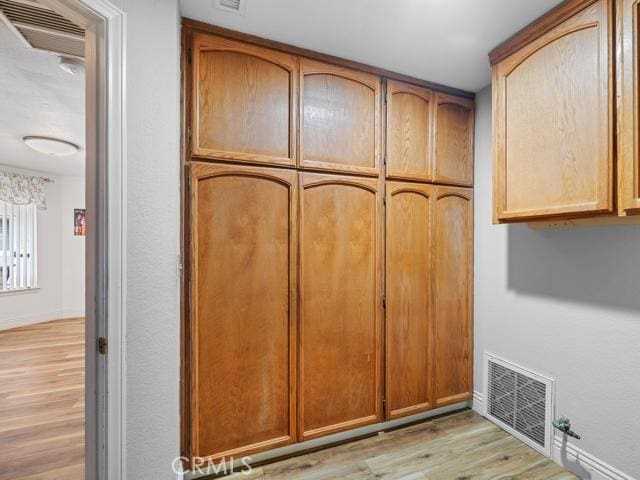 room details with wood finished floors, visible vents, and baseboards