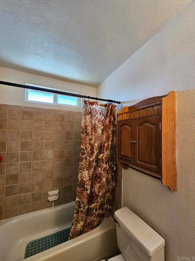 44600 Brawley Ave, Jacumba, CA 91934 - bathroom featuring shower / tub combo with curtain, toilet, a textured wall, and a textured ceiling