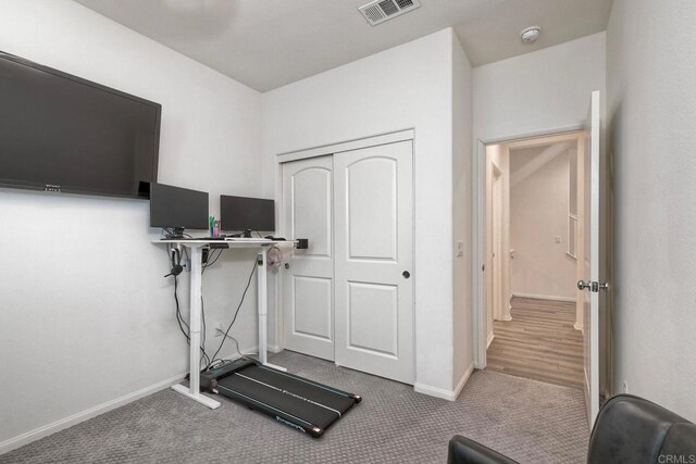 workout room with carpet floors, baseboards, and visible vents