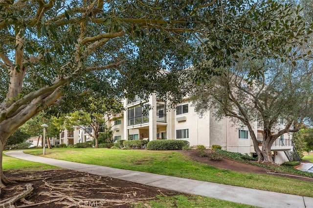 view of property's community featuring a lawn