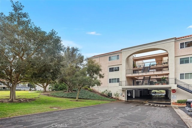 5519 Paseo Del Lago E Unit 2H, Laguna Woods, CA 92637 - view of property with a parking lot