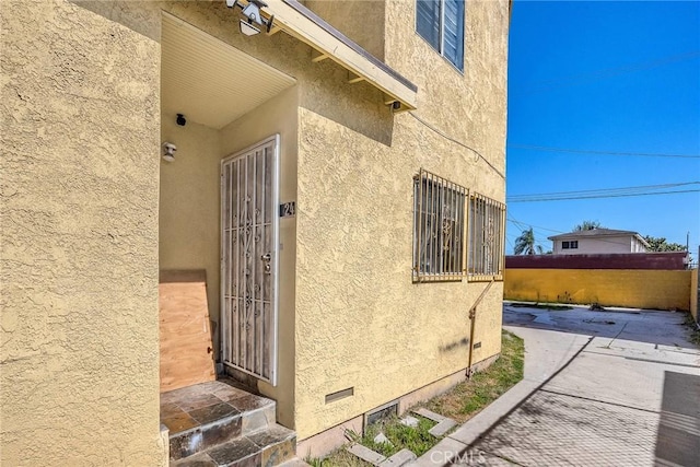 822 E 87th Pl, Los Angeles, CA 90002 - property entrance featuring stucco siding, fence, and a patio area