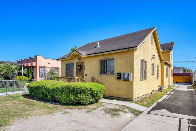 822 E 87th Pl, Los Angeles, CA 90002 - view of front of house with fence and stucco siding