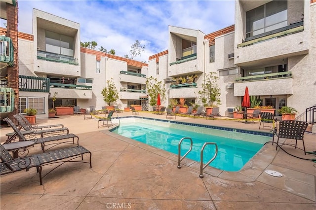355 S Los Robles Ave Unit 310, Pasadena, CA 91101 - community pool with a patio