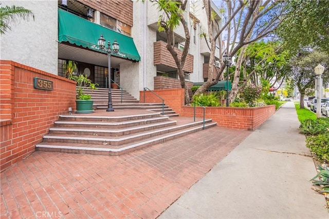355 S Los Robles Ave Unit 310, Pasadena, CA 91101 - property entrance with stucco siding