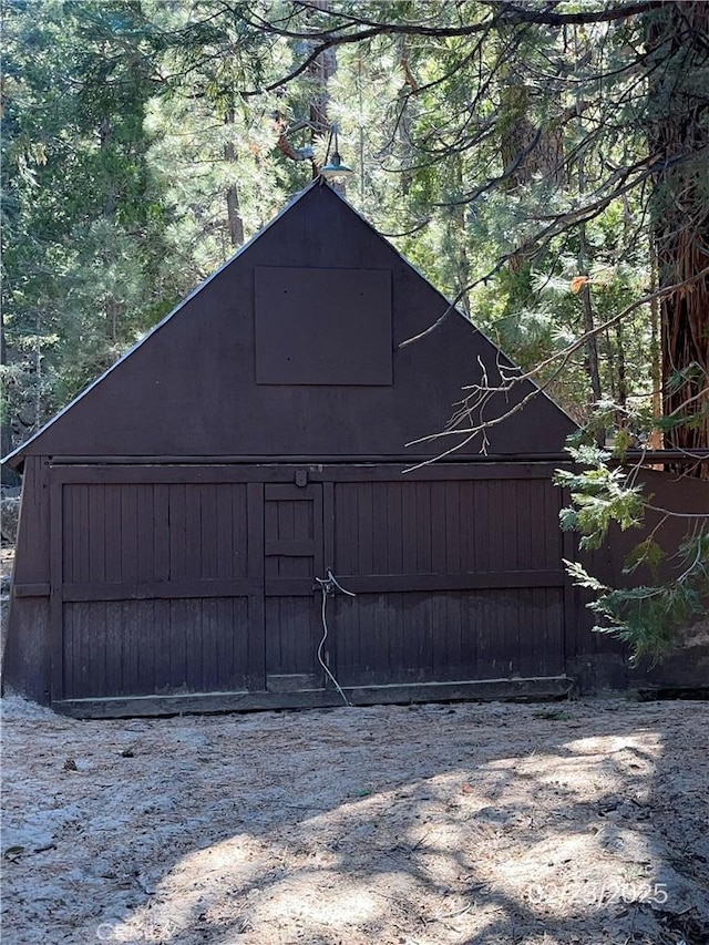 view of outdoor structure with an outbuilding