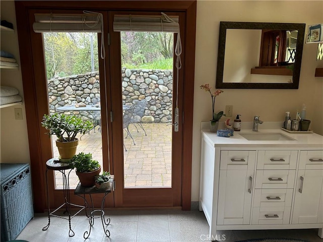 entryway with a sink, radiator heating unit, and a wealth of natural light