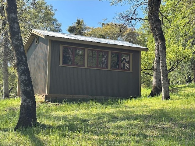 view of outdoor structure featuring an outdoor structure