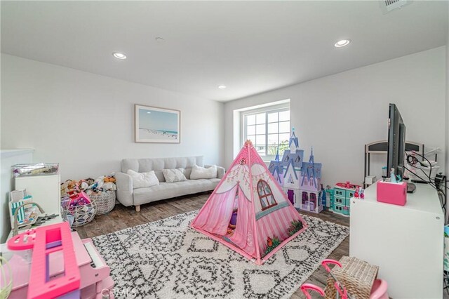 148 Mesquite Ct, Calimesa, CA 92320 - rec room featuring visible vents, wood finished floors, and recessed lighting