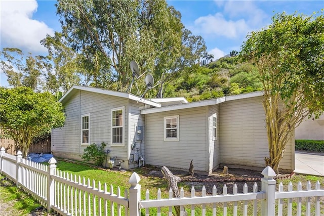 ranch-style house featuring a fenced front yard and a front yard