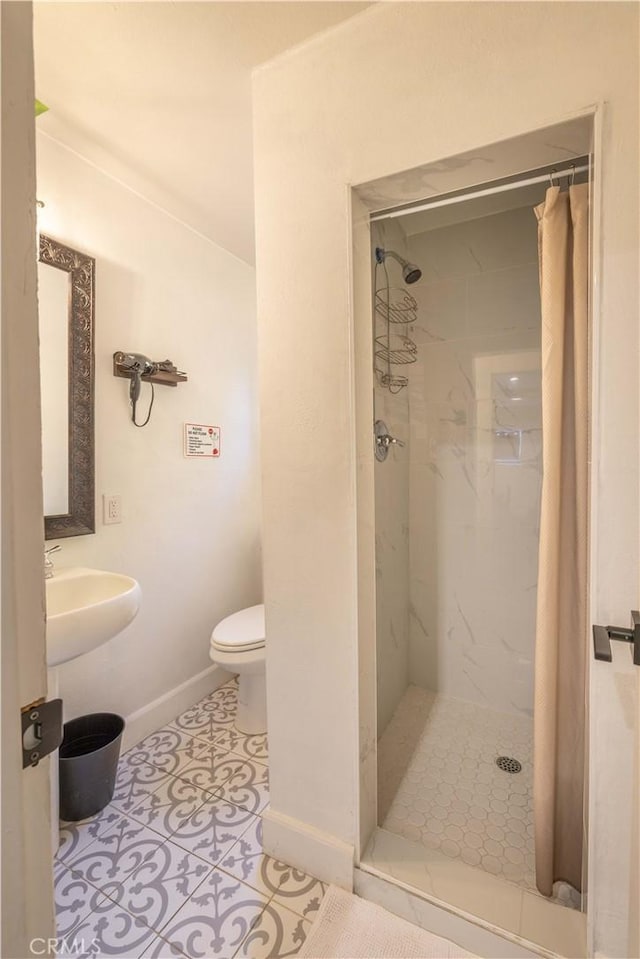 full bathroom with tile patterned flooring, a shower stall, toilet, and baseboards