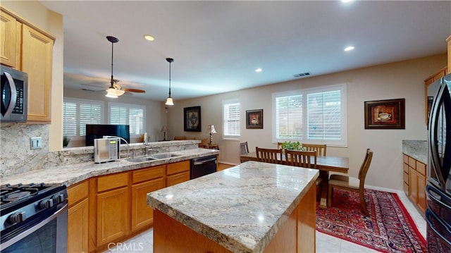 kitchen featuring a ceiling fan, visible vents, a peninsula, a sink, and black appliances