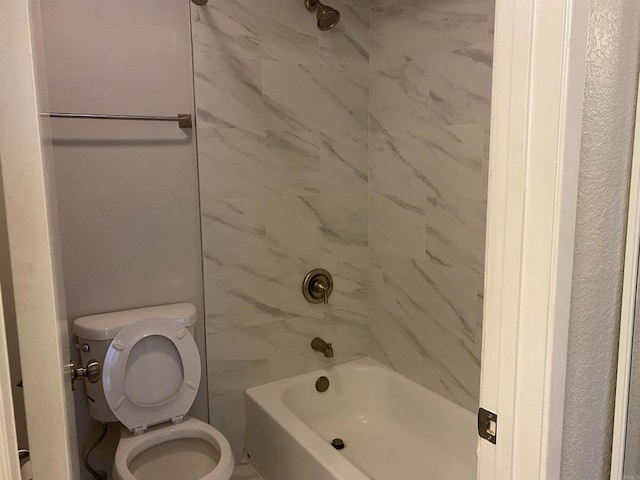 full bathroom featuring toilet and bathtub / shower combination