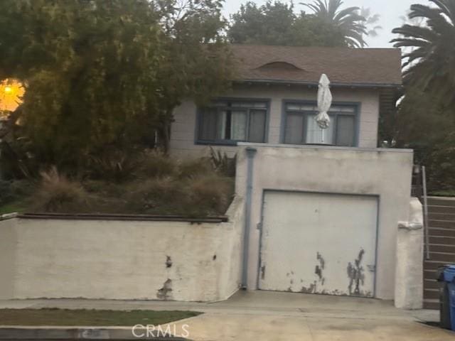 view of front of property featuring a garage and driveway