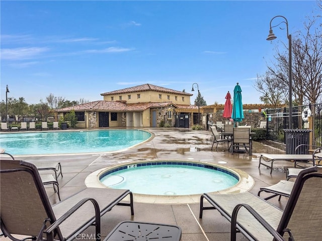 222 Garden Air Ct, Calimesa, CA 92320 - community pool featuring a patio, a community hot tub, and fence