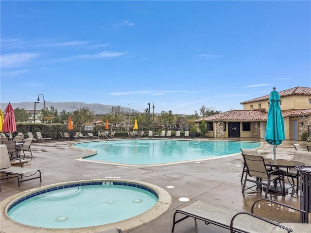 222 Garden Air Ct, Calimesa, CA 92320 - pool with a mountain view, a community hot tub, a patio, and fence