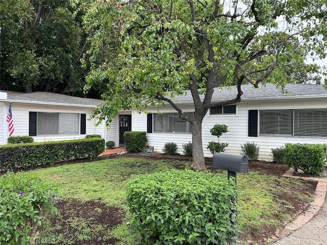 ranch-style house featuring a front yard