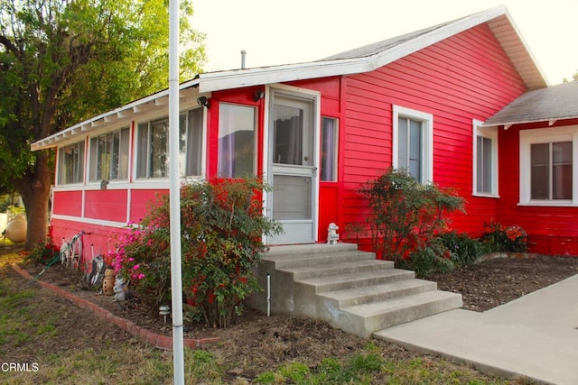 1173 Cliff Ave, Fillmore, CA 93015 - view of front facade featuring entry steps and a sunroom