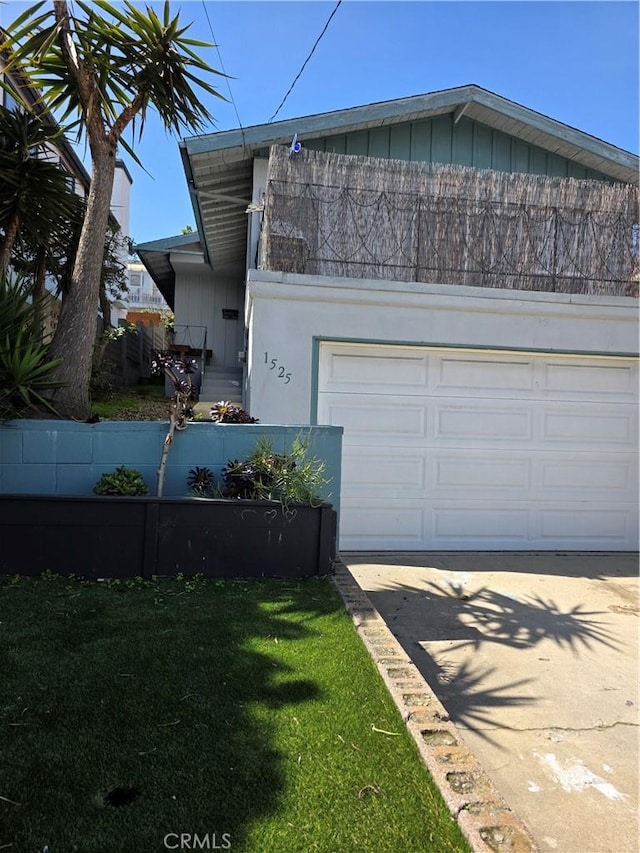 view of front of home with concrete driveway and a front lawn