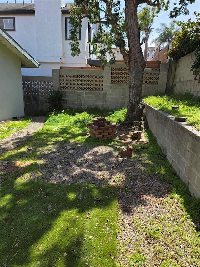 view of yard featuring fence