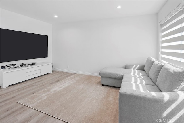 living area featuring recessed lighting, light wood-type flooring, and baseboards