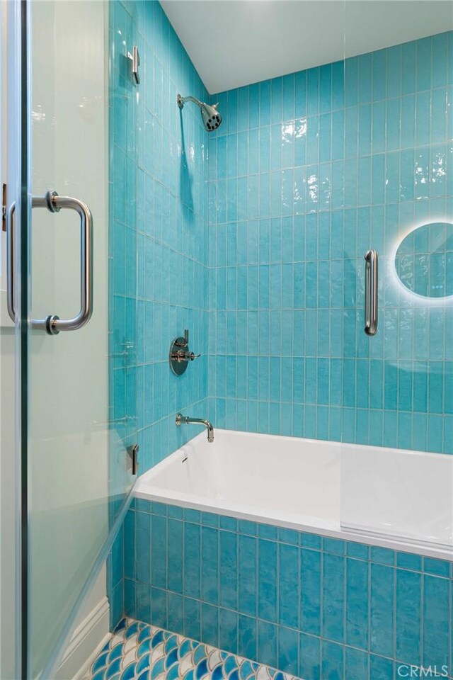 bathroom with tiled shower / bath