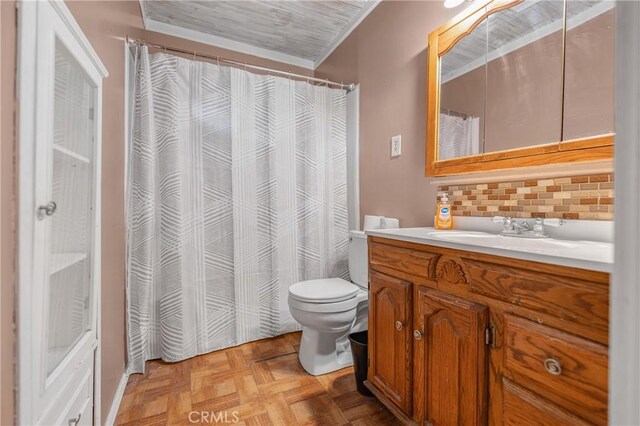 bathroom featuring vanity, a shower with shower curtain, toilet, and tasteful backsplash