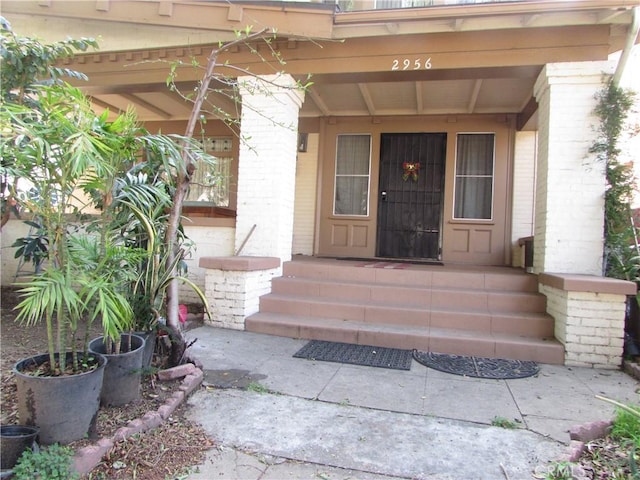 2956 W 15th St, Los Angeles, CA 90006 - doorway to property with a porch
