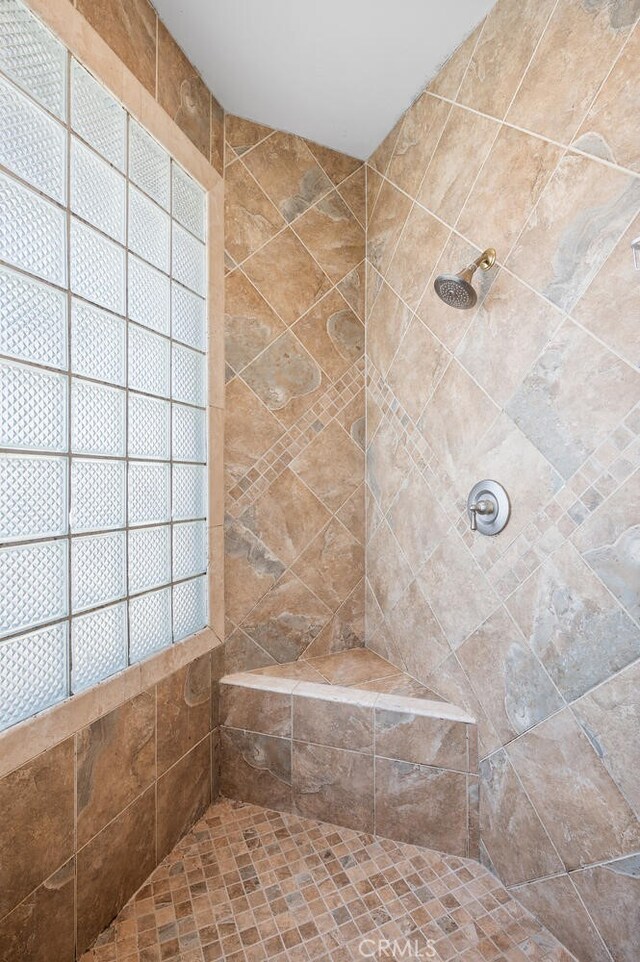 2913 Harris Dr, Vista, CA 92084 - bathroom featuring a tile shower