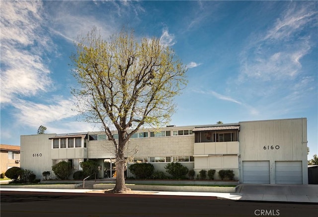 6160 Whitsett Ave Unit 6, North Hollywood, CA 91606 - view of building exterior featuring a garage and driveway
