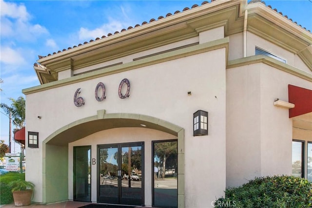 entrance to property with stucco siding