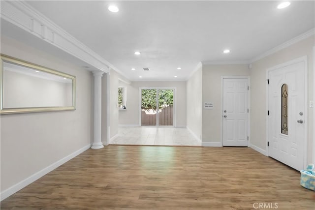 foyer featuring recessed lighting, baseboards, and crown molding