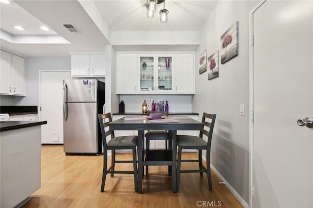dining room with baseboards, recessed lighting, visible vents, and light wood-style flooring