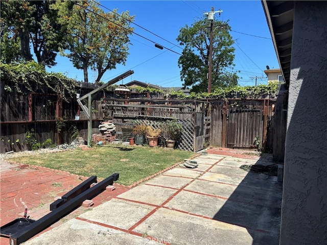 155 E Century Blvd, Los Angeles, CA 90003 - view of yard with a patio