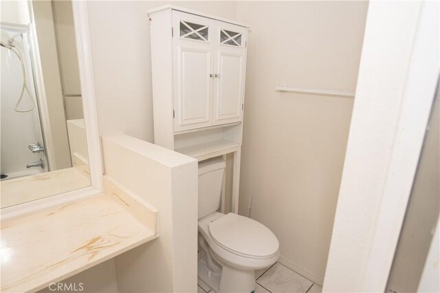 719 N Eucalyptus Ave Unit 19A, Inglewood, CA 90302 - full bathroom with baseboards, toilet, a shower, and a bathtub