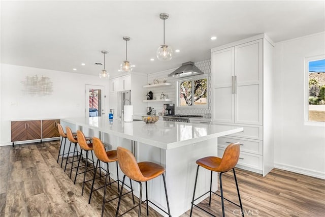 54660 Benecia Trl, Yucca Valley, CA 92284 - kitchen featuring wood finished floors, light countertops, a kitchen bar, tasteful backsplash, and recessed lighting