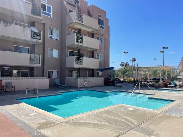 450 E 4th St Unit 304, Santa Ana, CA 92701 - community pool with a patio area