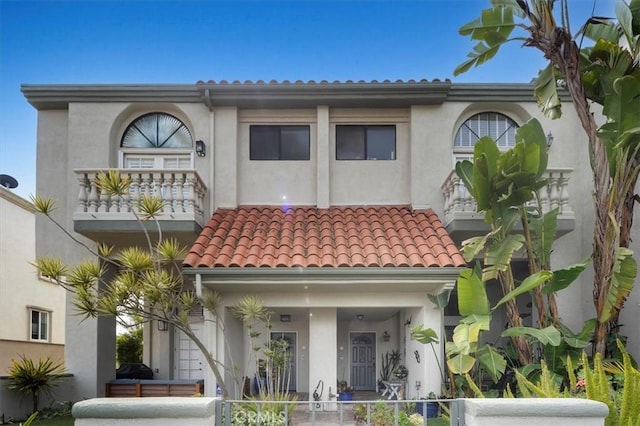 515 N Gertruda Ave Unit 9, Redondo Beach, CA 90277 - view of front of house with stucco siding and a fenced front yard