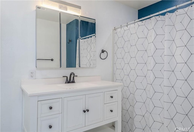 bathroom with a shower with shower curtain and vanity