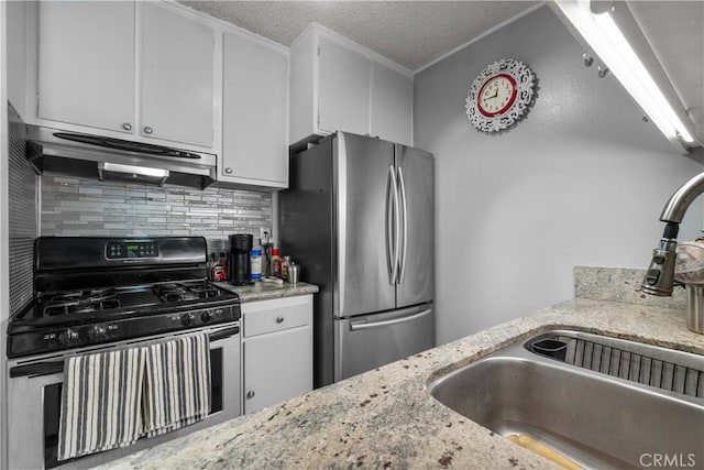 18620 Hatteras St Unit 143, Tarzana, CA 91356 - kitchen featuring stainless steel appliances, under cabinet range hood, a sink, backsplash, and white cabinets