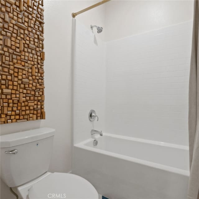 full bathroom featuring toilet and shower / tub combo with curtain