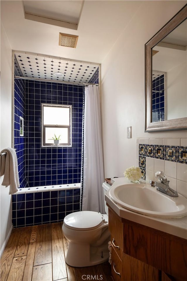 29196 Lake Brook Ave, Cedar Glen, CA 92321 - bathroom with wood finished floors, tiled shower / bath, vanity, and backsplash