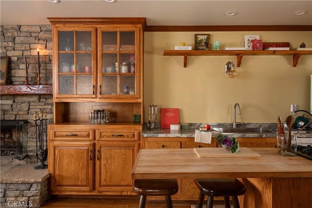 29196 Lake Brook Ave, Cedar Glen, CA 92321 - bar featuring a sink and a fireplace